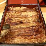 鰻家 - 特上！！　大将曰く、ウナギはこの向きが正しいのだそう。