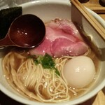 中華蕎麦 蘭鋳 - 　　　ちょっと食べてしまった　味玉そば