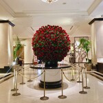 PERGOLA - ホテルのロビーには真紅の薔薇のアレンジメント