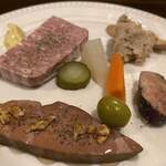 La Boucherie Goutons - オードブル。低温コンフィにしたLYB豚のスモークの蜂蜜かけ、フォアグラの赤ワイン煮、LYB豚のリエット、LYB豚の田舎風パテ、ピクルス。