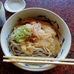 Yuu Kian Kameya - 汁をどんぶりにオン。オンせずに別に提供される汁に浸けて食べるのも有りのようで。