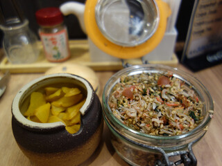 Kisuiteiwaraku - 卓上には、取り放題の漬物とじゃこ梅ふりかけがあります。