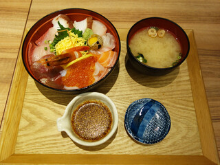 Kisuiteiwaraku - ゴマダレがついております。 お味噌汁はおかわり自由です。