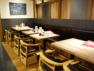 Kisuiteiwaraku - 店内にはテーブル席の他に、個室もあります。