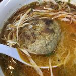ひょう柄どんぶりの塩ラーメン屋さん一軒目 - つみれ？つくね？
大きな挽肉の塊に焼き色が付いてます！