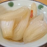 三陽飯店 - オススメ自家製らっきょ(３粒)150円(税込)  芳醇な香りが漂い、半透明で大粒、色合いがキレイ。香りはツンと来なく、甘くて食べやすい。チョイと繊維と苦味があるが、これを酒呑みは旨いと感じるだろう。