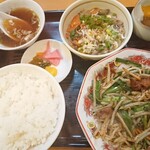 三陽飯店 - 三陽飯店一番人気である、あったか満腹定食1000円(税込)  今回のチョイスはレバニラ炒め&もつ煮込み