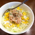 hinoyakare- - ツナコーンサラダ（￥120）。野菜補給にもなるし、同じ味が続いて単調になるのを防いでくれる