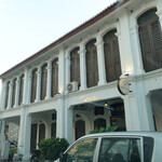 風味 小食館 - 右隣：お店は黄色い車の前