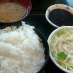 肉屋の正直な食堂 - ご飯、汁、サラダ、しょうがだれ