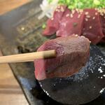 Niku Sakaba Mitsu - 焼き石で好みの焼き加減に炙ります！