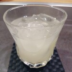 季節の料理と鉄板焼き ぐるり - 柚子酒ロック