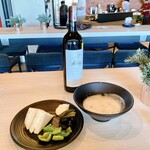 PLAZA PREMIUM LOUNGE MALAYSIA THE BAR - サンドイッチなどの軽食を。ワインは別の場所で買いました。こちらでは飲んでません♪