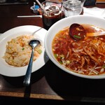 上海華龍 - 【2020.1.9(木)】本日の日替わり①(豚肉とザーサイラーメン＋五目チャーハン)800円
