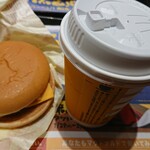 Makudo narudo - チーズバーガー(140円)とホットコーヒーMサイズ(クーポン使用で120円)