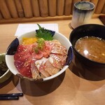沼津海いち - ランチ (海鮮4色丼 大＋味噌汁＋小鉢) 税込み 1380円