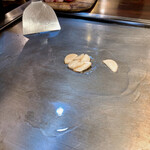 磐梯 - 始めにニンニクを炒めてます。青森産ニンニク