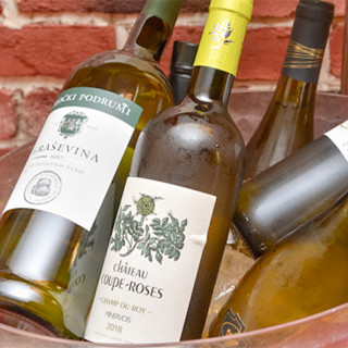 各国から取り寄せた150種類以上のワインやカクテルをどうぞ♪