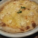 雪詩慕雲 - ４種のチーズとハチミツのピッツァ。