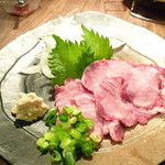 炭火焼肉・にくなべ屋 神戸びいどろ - タン刺し