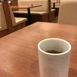 ごはん処 かつ庵 - お茶は冷たく、氷入りでした