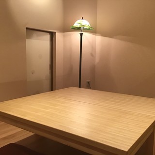 2名様～6名様まででご利用頂けます。
                                          
                                          掘って無くフラットな席となっております。