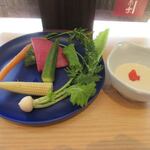 Hakata mabushi misora - 料理はお米を土鍋で一人ずつ炊き上げることにこだわって居られるので炊きあがるまでは旬の野菜のバーニャカウダを頂きながら炊きあがりも待ちます。