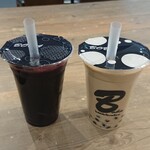ボバ カフェ - 【左：赤ぶどうジュース】
            【右：BOBAミルクティー】