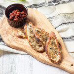 國產章魚和橄欖的義大利烤面包片