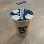 ボバ カフェ - 【BOBAミルクティー：362円】
            ミルク!!ティー。
            最初は紅茶も感じるかな？と思ったんですが、飲み進めるとやはりミルク強め。