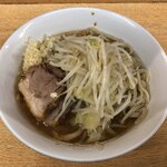 ラーメン二郎 - ラーメン 780円　麺半分・ヤサイ少な目にんにくで