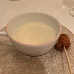 オー・プロヴァンソー - アミューズ：カリフラワーのスープ、豚肉のコロッケ スープがあっさりとクリーミー。豚肉のひとくちコロッケは歯ごたえがいい。