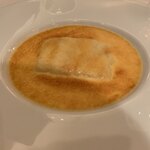 オー・プロヴァンソー - 魚料理：舌平目のグラタン《貴婦人仕立て》 この料理に出会って、フランス料理が好きになった思い出の料理。 ボンファムと言われるフランスの伝統的な料理です。 ソースがたっぷりでなめらか。お皿ごとオーブンに入れているのでお皿がアツアツ。 クリームソースがたっぷりで絹のよう。やはり、この料理がとっても好きです