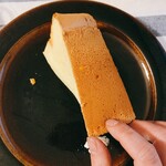 シフォンケーキのお店 C.C.C. - 密度が高いのでお皿の上で立つし反るのがすごい。。