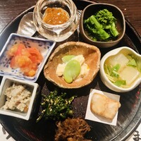 たでの葉 - ●先付
                    ・いくらの醤油漬け
                    ・菜の花辛子和え
                    ・聖護院蕪の三つ葉餡掛け
                    ・里芋の唐揚げ
                    ・イノシシの時雨煮
                    ・卯の花
                    ・フルーツトマトに金柑水煮掛け
                    ・菊菜の胡麻和え
                    ・空豆の湯葉和え
                    
                    