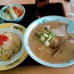 オーモリラーメン - チャーハンセット 1250円（半チャーハン+ラーメン+サラダ+ウーロン茶）