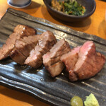 牛たん炭火焼 仁 - ブレてるけど牛タンとワサビ、柚子胡椒！