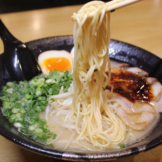 ストレートの極細麺ながら、しっかりした食感「プレミアム生麺」