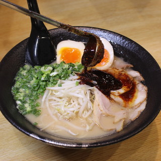 鳳凛のラーメンの特徴といえば・・・「特製辛味だれ」