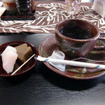 茅 - 料理写真:ブレンドコーヒーと雛餅