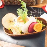 カフェ まる - サラダ 本当にたっぷり。この日は12種の野菜