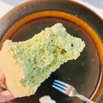 シフォンケーキのお店 C.C.C. - 抹茶を手でちぎってみたところ