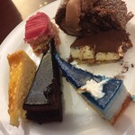 スイーツパラダイス - 二皿目。青いケーキが衝撃的（＾∇＾）