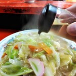 新ちゃん - かたい焼そば　酢をたっぷり投入！