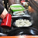 新ちゃん - ぎょうざ４人前焼いてます