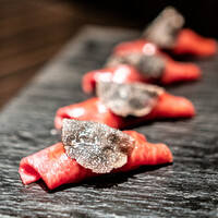 焼肉うしごろ 銀座並木通り店 - ザブトンの炙り握り トリュフ添え