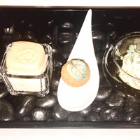 シェ ケンタロウ - アミューズ:右赤海老、根セロリ、真中コロッケ
                    　　　　　左最中の中に豚肉のリエット
                    