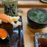 誠寿司 - ワカメと豆腐の味噌汁、飲みきれません。