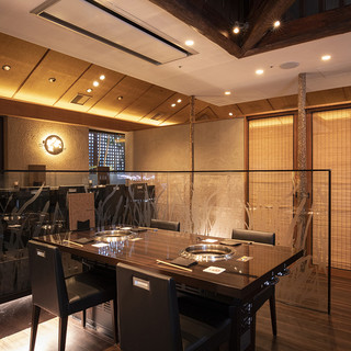 3～6名様用テーブルが2つ並んでます。MAX12名様までご予約可能です。
                                          