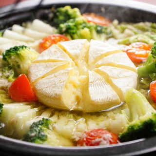 大人気 とろ りチーズの カマンベールミルフィーユ鍋コース 2時間飲み放題付 4480円 3480円 3名様 鍛冶二丁 梅田hepナビオ店 梅田 居酒屋 食べログ